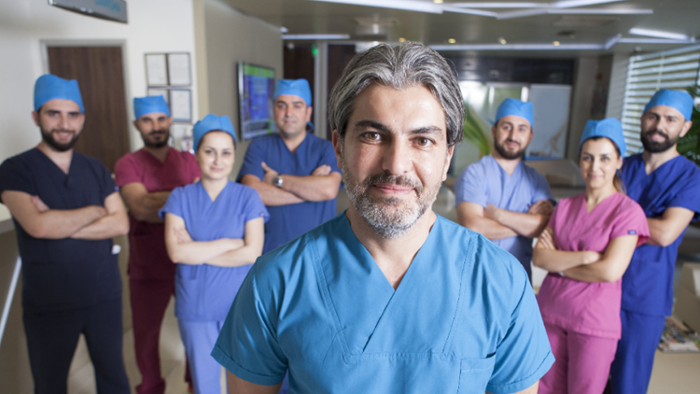 Dr. Serkan Aygin, Gründer und Leiter der Dr. Serkan Aygin Clinic, mit seinem Team.
