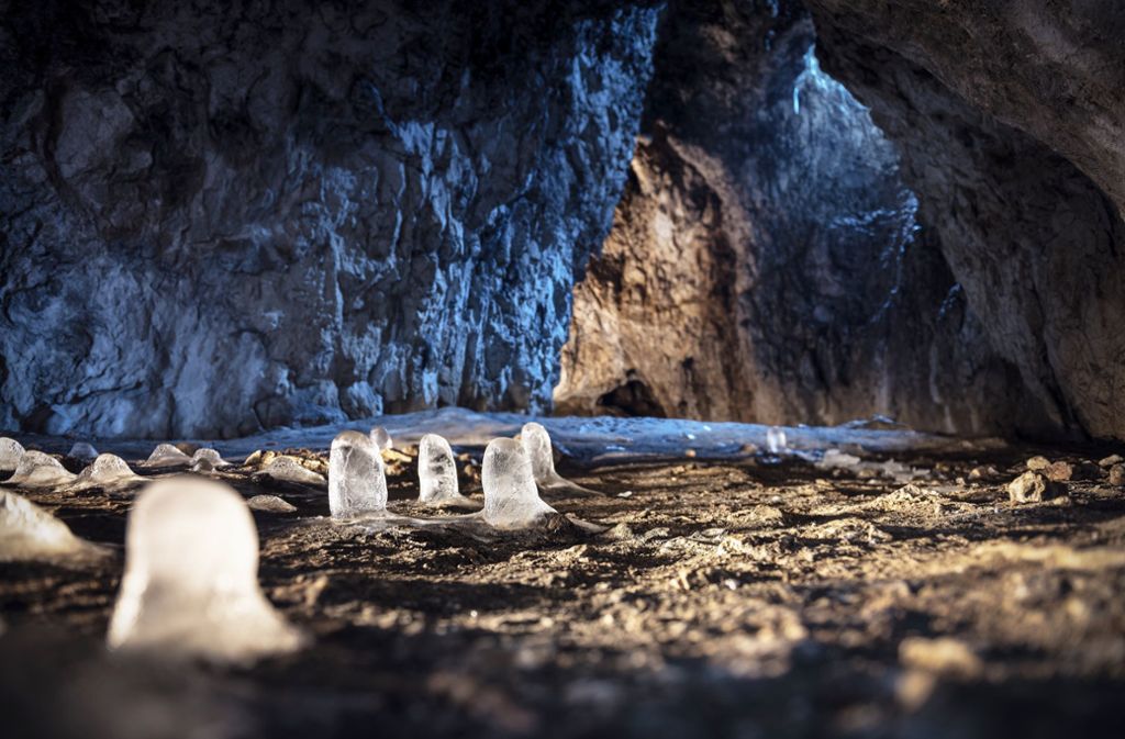 Die Sirgensteinhöhle bei Schelklingen gehört zu den offenen und naturbelassenen Weltkulturerbehöhlen – nur ein kleiner Trampelpfad führt hinauf. Foto: Günther Bayerl
