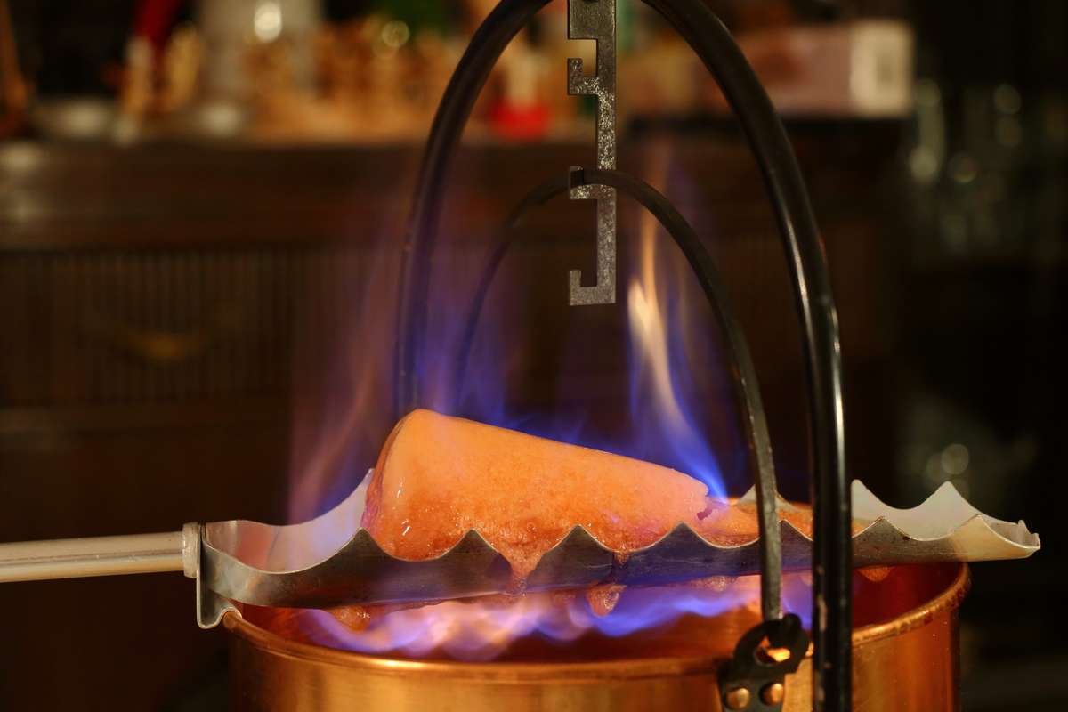 Feuerzange: Wie Sie eine leckere Feuerzangenbowle zubereiten