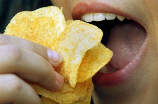 Man kann von ihnen kaum genug kriegen: Chips machen meist Lust auf noch mehr Chips. Forscher wissen jetzt, wieso. (Symbolbild) Foto: dpa/dpaweb/Gero Breloer
