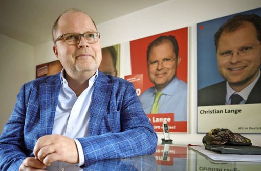 Christian Lange vor Wahlplakaten aus vergangenen Zeiten Foto: Gottfried Stoppel