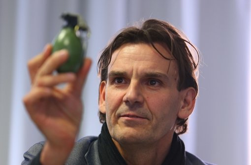 Andreas Stenger, Experte des Landeskriminalamtes, präsentiert ein Modell der verwendeten Handgranate. Foto: Getty Images