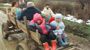 Auf der Flucht mit den Kindern: Die Frauen waren während des Kosovokrieges häufig auf sich allein gestellt. Foto: AP