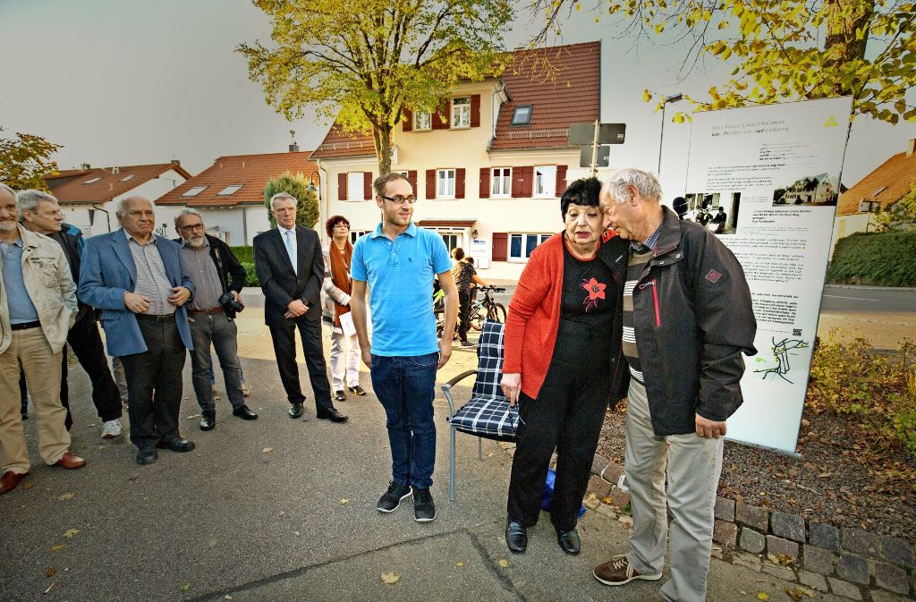 Inge Auerbacher umarmt nach der Enthüllung der Stele des Erinnerungswegs vor dem Haus ihrer Großeltern den Jebenhausener Helmut Ries.