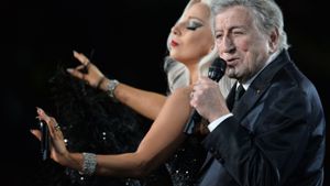Tony Bennett performte zusammen mit dem Pop-Star Lady Gaga bei der 57. Grammy-Verleihung in Los Angeles. Auf Bennetts Party sang sie „Happy Birthday“. Foto: AFP