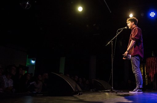 Dominik Mulheim bei den Deutschen Meisterschaften im Poetry Slam in Stuttgart auf der Rosenau-Bühne Foto: Lichtgut/Julian Rettig