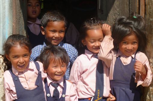 Nepalesische Kinder können dank der Unterstützung der Deutsch-Nepalesischen Hilfsgemeinschaft auch in entlegenen Ortschaften des südasiatischen Staates zur Schule gehen. Foto: Richard Storkenmaier
