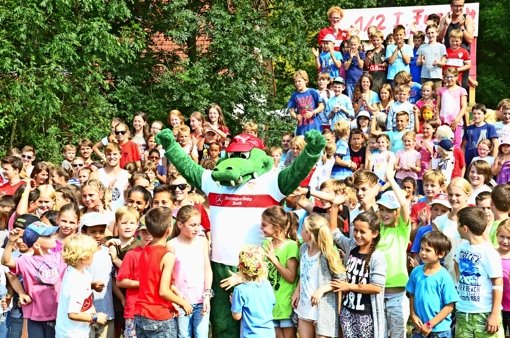 Hurra! VfB-Maskottchen Fritzle hat dem evangelischen Waldheim Lindental in Weilimdorf einen Besuch abgestattet. Foto: Martin Braun