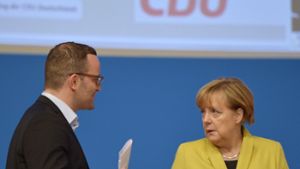 Besser mit  Jens Spahn regieren als gegen ihn, sagt sich CDU-Chefin Angela Merkel und bindet ihren Widersacher ins Kabinett ein. Foto: AP