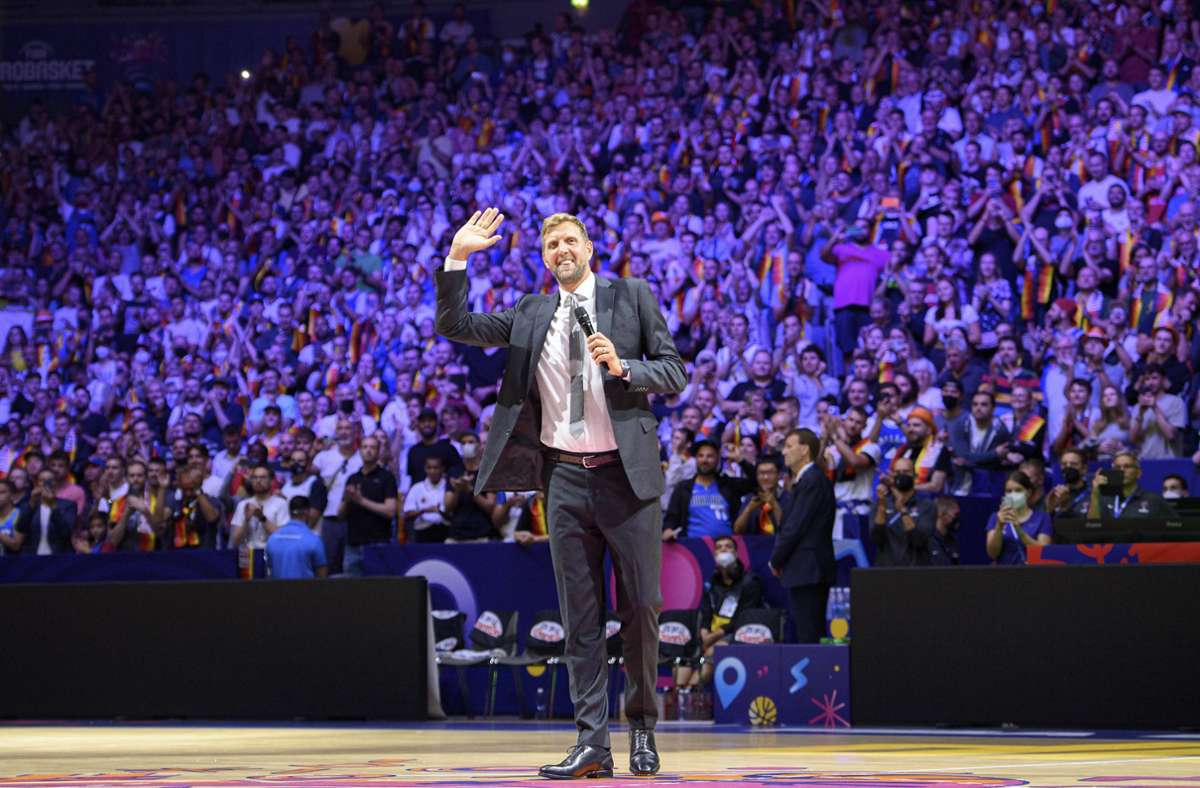 Mit einer feierlichen Würdigung durch den Deutschen Basketball Bund  wurde Dirk Nowitzki vor vollem Haus mit 18.000 Fans in Köln geehrt – es waren wieder einmal sehr emotionale Momente für  Deutschlands Basketball-Superstar, der seine Karriere vor drei Jahren beendet hatte.