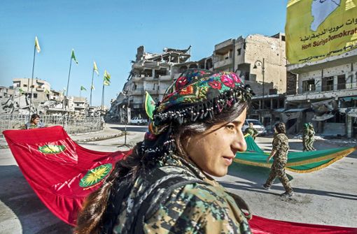 Kurdische Kämpferinnen nach der Eroberung Rakkas. Foto: AP