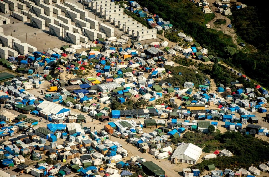 Der „Dschungel“ von Calais aus der Vogelperspektive. Im Hintergrund der „offizielle“ Teil des illegalen Flüchtlingslagers.