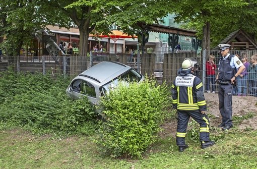 Wie kam das Auto an den Zaun eines Kindergartens in Münster? Foto: 7aktuell/Herlinger