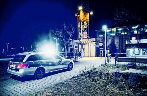 Die Kulisse der nächtlichen Schießerei: Auf dem Karl-Benz-Platz am Untertürkheimer Bahnhof ging ein Mann mit Pistole auf eine Polizeistreife los Foto: 7aktuell.de/Adomat