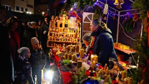 Auch die Weihnachtsmärkte in den Außenbezirken sind stimmungsvoll und  haben einiges zu bieten – wie hier in Weilimdorf. Foto: / Lederer