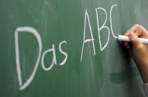 Schüler sollen von Anfang an korrektes Deutsch lernen – Kultusministerin Eisenmann hat daher die umstrittene Lernmethode  „Schreiben nach Gehör“ verboten Foto: dpa