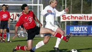 Pellegrino Matarazzo (li.) spielte in der Saison 2003/04 in Regionalliga Nord für den SV Wehen, hier in der Partie gegen die Amateure des FC Bayern München mit Karsten Oswald. Foto: Imago/Alfred Harder