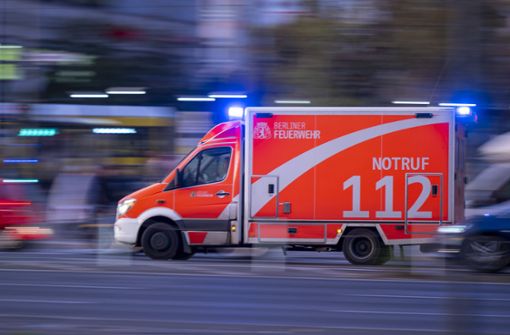 Der Rettungsdienst brachte den Verletzten in eine Klinik. (Symbolfoto) Foto: dpa/Monika Skolimowska