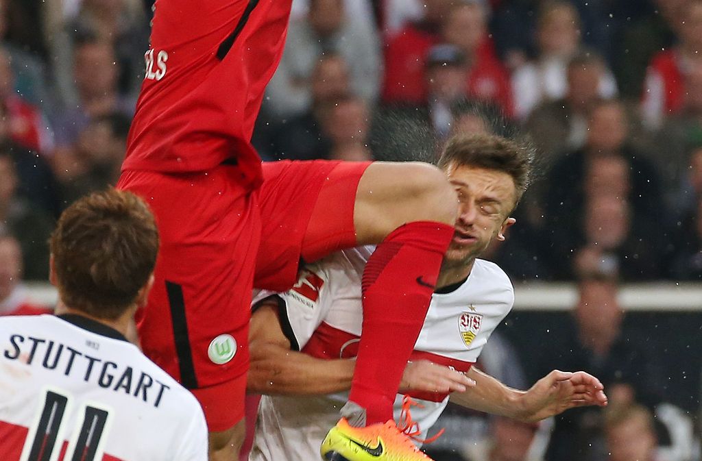 Wolfburg-Keeper Koen Casteels trifft Christian Gentner mit seinem Knie an der Schläfe. Der Kaptiän des VfB Stuttgart bricht danach zusammen und ...
