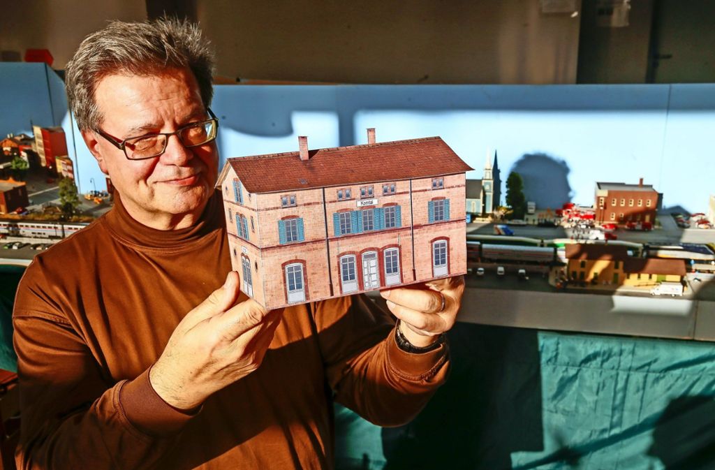 Bernd Natterer zeigt das Bahnhofsgebäude von Korntal aus Pappe. Historische und aktuelle Bilder finden Sie in unserer Bildergalerie. Klicken Sie sich durch.