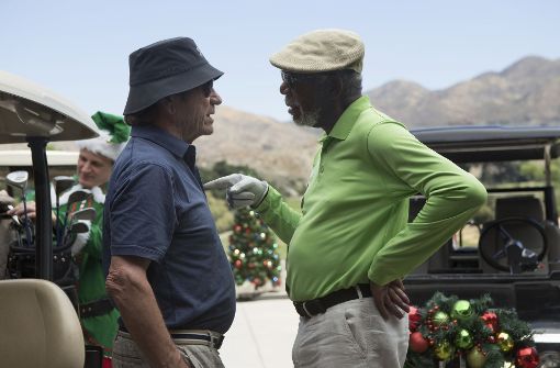 Im weihnachtlich geschmückten New Mexico sind sich Duke Diver (Morgan Freeman, rechts) und Leo (Tommy Lee Jones) keineswegs grün. Foto: Broad Green Pictures