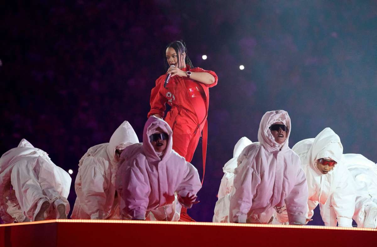 Rihanna mit sichtbarem Bäuchlein bei der Halftime Show – umgeben von ihren Tänzern.