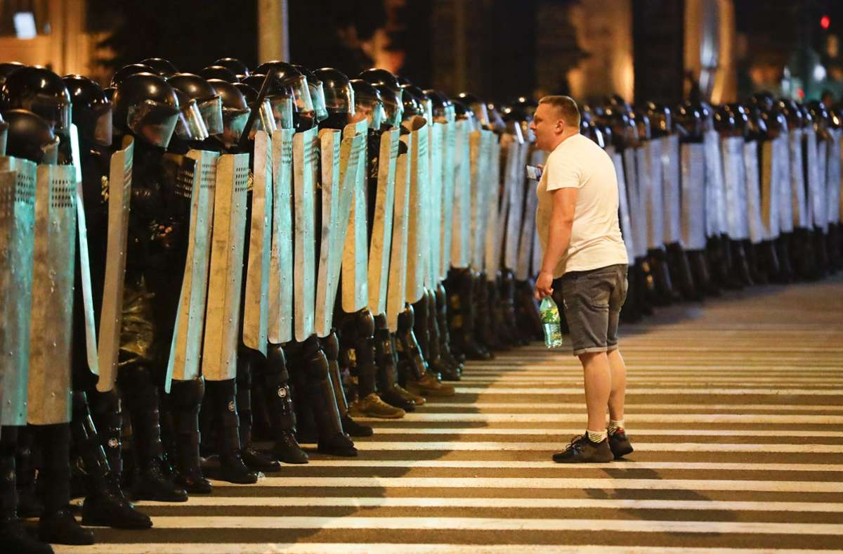 In Belarus treffen seit Tagen Demonstranten und die Polizei aufeinander. Foto: AP/Sergei Grits
