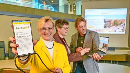 Bürgermeisterin Susanne Widmaier (v.l.) präsentiert mit Elke Hammer und Frank Schöllkopf die neue Plattform. Foto:  