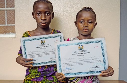 Kinder, die an Ebola erkrankt und  überlebt haben, erhalten von der Regierung ein Zertifikat Foto: Warth