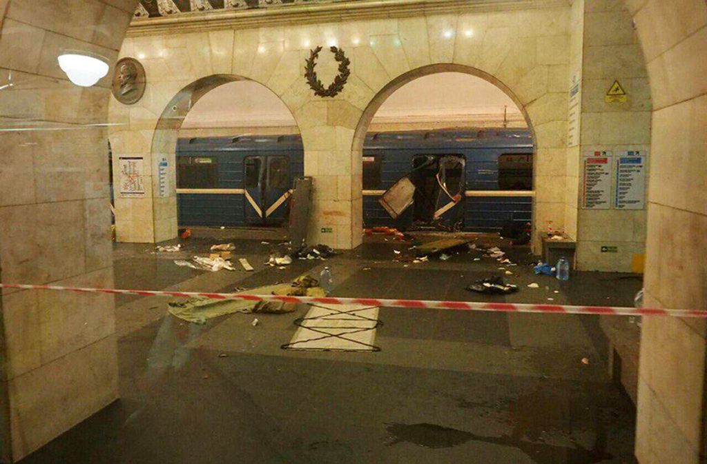 Bilder der U-Bahn, in der es zu der Explosion gekommen war, machen im Internet die Runde. Alle U-Bahn-Stationen in der Stadt wurden nach der Explosion geräumt.