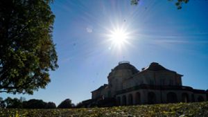 Strahlender Sonnenschein über dem Schloss Solitude – unsere Bildergalerie zeigt weitere Herbstimpressionen aus Stuttgart. Foto: SDMG