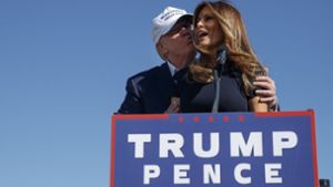 Melanie Trump wird von ihrem Mann Donald geküsst. Foto: AP