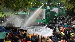 Was den massiven Polizeieinsatz gegen Stuttgart-21-Demonstranten am sogenannten Schwarzen Donnerstag Ende September 2010 mit mehr als 100 Verletzten angehe, seien die Ermittlungen vollständig abgeschlossen. Foto: dpa