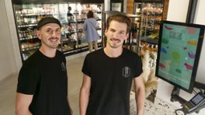 Nikolas (links) und Ludwig Schäfer haben einen Laden eröffnet, der jeden Tag bis 22 Uhr geöffnet hat. Foto: Simon Granville