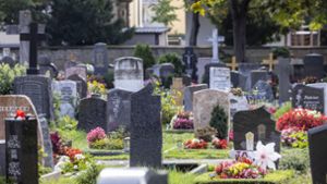 Betrunkener fährt  auf Friedhof und übersieht ein Grab