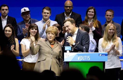 Bundeskanzlerin Angela Merkel (CDU) und der Vorsitzende der Jungen Union, Paul Ziemiak beim Deutschlandtag der Jungen Union. Foto: dpa