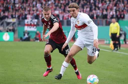 Borna Sosa (rechts) und der VfB sind in Nürnberg ins Halbfinale des DFB-Pokals eingezogen – was sich auch in finanzieller Hinsicht lohnt. Foto: Pressefoto Baumann/Julia Rahn
