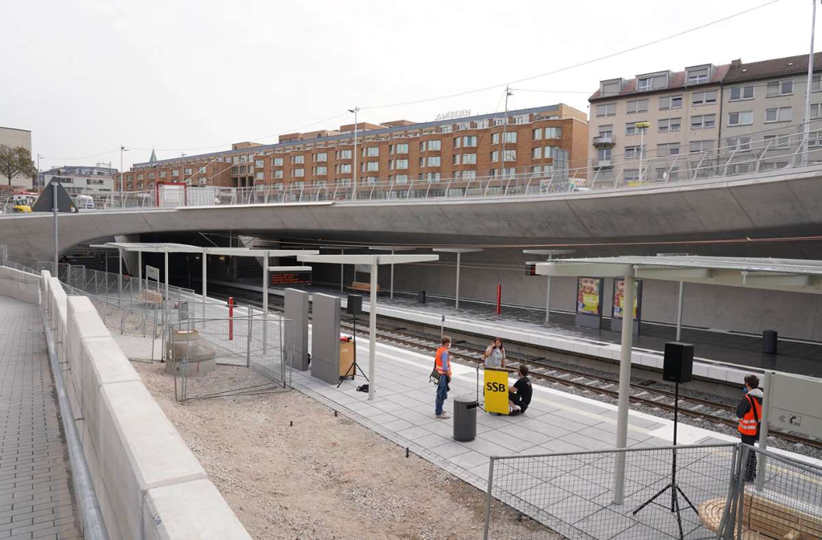 Rund fünf Jahre nach dem Start der Bauarbeiten hat die  Stuttgarter Straßenbahnen AG ihre neue Stadtbahnhaltestelle Staatsgalerie in Betrieb genommen.