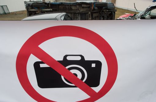 Mobiles Verbotsschild gegen Gaffer – Foto: dpa
