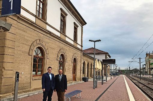 OB Klaus Holaschke (rechts) hat mit Markus Schnizler von der Jugendhilfe einen Betreiber für den Bahnhof gefunden. Foto: Wein