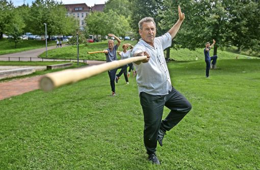 Wenn Karl-Friedrich Vollmer auf dem Esslinger Burgplatz zusammen mit Gleichgesinnten Tai-Chi-Übungen mit dem Langstock zeigt, bleiben Passanten neugierig stehen. Foto: Roberto Bulgrin