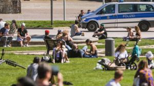 Fast wirkt es, als sei auf dem Stuttgarter Schlossplatz wieder Normalität eingekehrt – aber die Corona-Regeln bestimmen nach wie vor über das Alltagsgeschehen. Foto: dpa/Christoph Schmidt