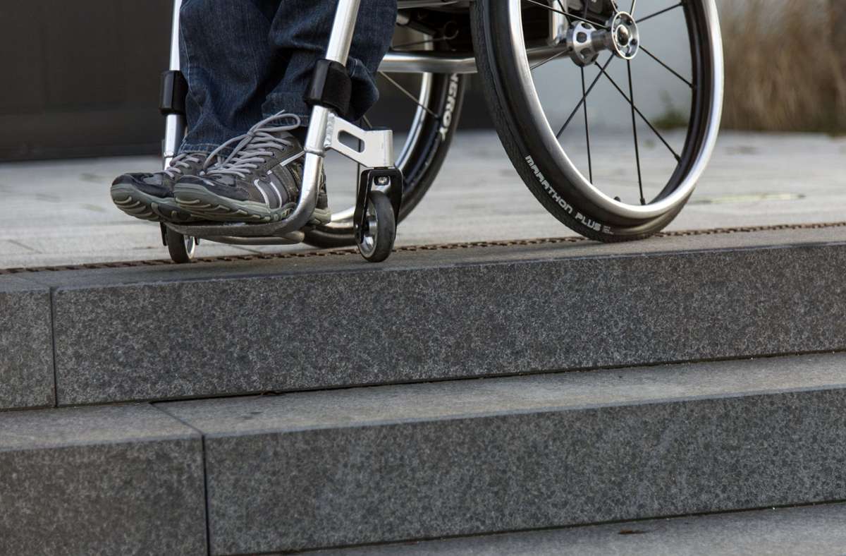 Der Rollstuhlfahrer schlug gegen einen Bordstein (Symbolbild). Foto: dpa/Daniel Maurer