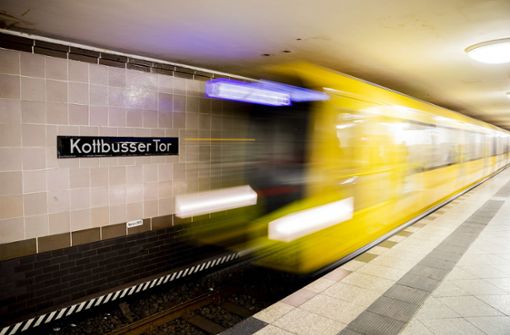 Am Kottbusser Tor in Berlin wurde ein Mann vor eine U-Bahn gestoßen. Foto: dpa/Christoph Soeder