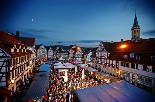 Das eindrucksvolle  Festgedränge bei bestem Stadtfestwetter auf dem Schorndorfer Marktplatz am Samstagabend Foto: Gottfried Stoppel