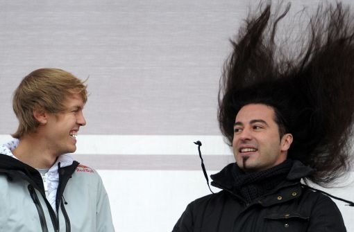 Headbanging für den Formel-1-Weltmeister: Beim Empfang von Sebastian Vettel (links) in dessen Heimatstadt Heppenheim ließ Comedian Bülent Ceylan im Vorjahr die Haare tanzen. Foto: dpa