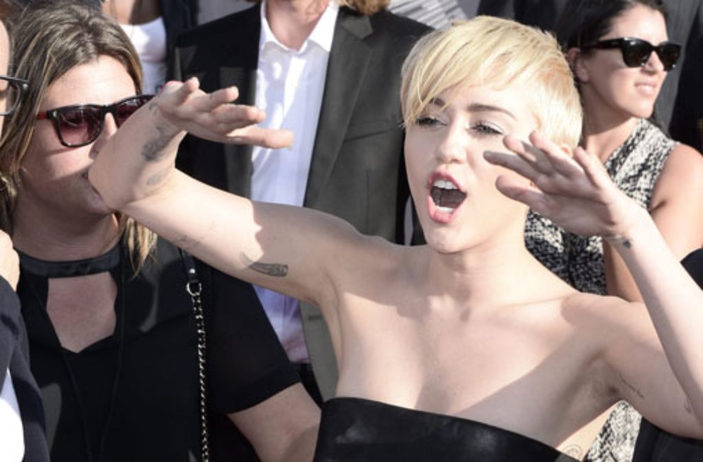 In ihrem Video zu Wrecking Ball sitzt Miley Cyrus nackt auf einer Abrissbirne: Bei den MTV Video Music Awards gab es dafür den Preis für das Video des Jahres.