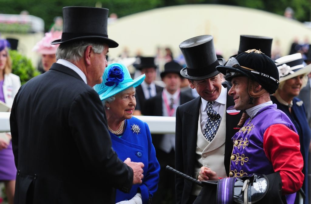 Queen Elizabeth scherzt mit dem Jockey Olivier Peslier (r.).