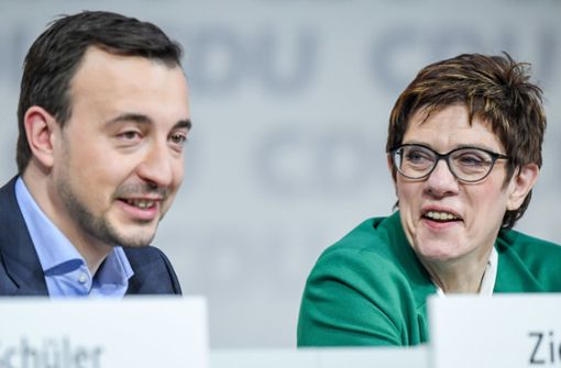 Generalsekretär Paul Ziemiak und seine Vorsitzende Annegret Kramp-Karrenbauer haben sich erste Fehler geleistet. Foto: dpa