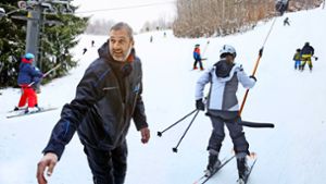 Der Skiliftbetreiber Jochen Gekeler schickt seine kleinen und großen Gäste den Berg hinauf. Foto: Horst Haas